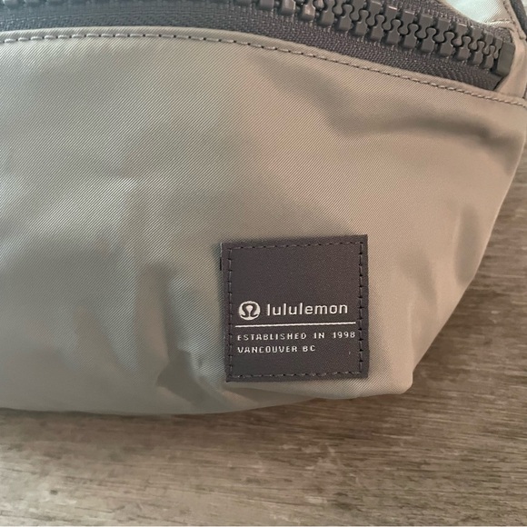 NWT Lululemon All Day Essentials Belt Bag 2.5L in Silver Drop/Asphalt Grey - Picture 13 of 13